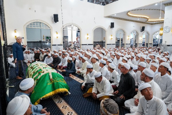 Dalwa Berduka ! Ustadzah Dr. Jauharoh Wafat, Para Santri Padati Salat Jenazah di Masjid Baitul Ghaffar